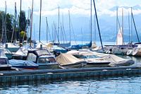 Boote in einem Hafen am Thunersee in der Schweiz