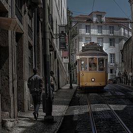 Portugiesische gelbe Straßenbahn in Lissabon von ingrid schot
