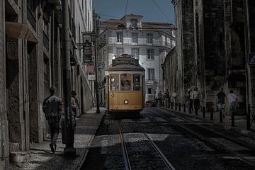 Portugese gele tram in Lissabon van ingrid schot