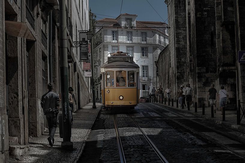 Portugiesische gelbe Straßenbahn in Lissabon von ingrid schot