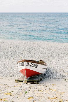 Fischerboot in Étretat | Wanddekoration in Pastellfarben am Strand in der Normandie Frankreich