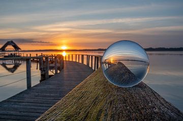 Zonsopgang bij het meer. van Karsten Rahn