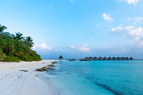 Langs het strand naar de bungalows
