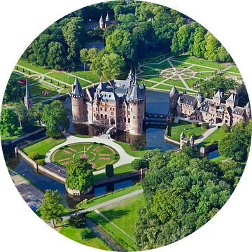Luchtfoto van kasteel De Haar in Haarzuilens. van Frans Lemmens