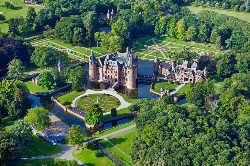 Luftaufnahme des Schlosses  De Haar in Haarzuilens. von Frans Lemmens