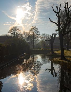 Reflectie van de zon en naderende wolken in het dorp