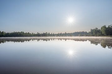 Lever de soleil au bord de l'eau sur les landes sur John van de Gazelle fotografie