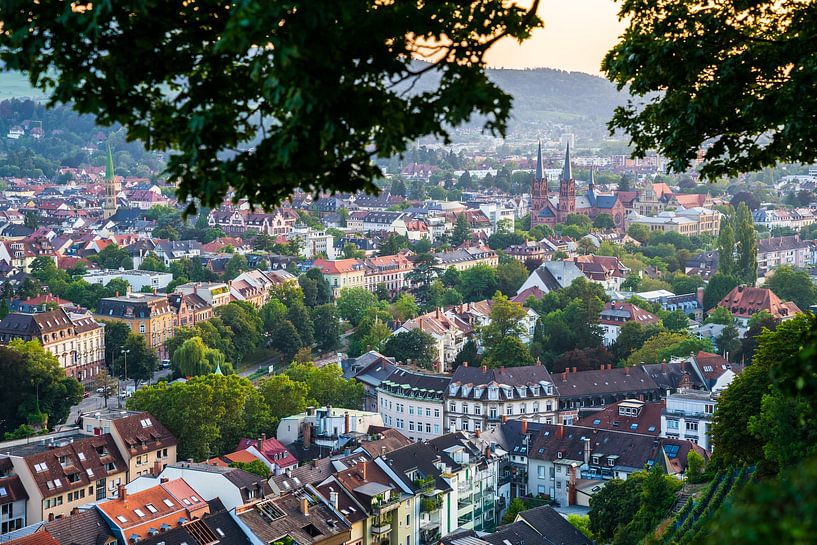 Deutschland, Schöne Aussicht über die Stadt freiburg im breisgau Häuser von adventure-photos