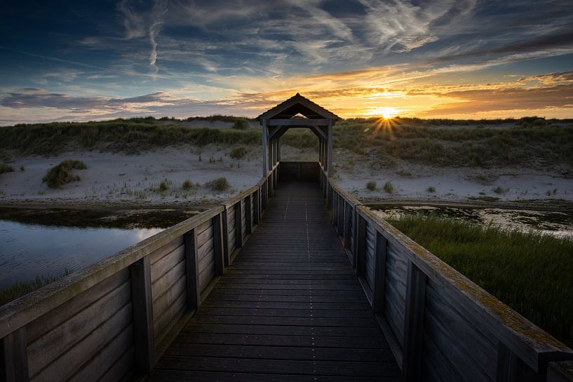 Steiger met dak bij zonsondergang van peterheinspictures