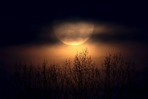 Mistige maansopkomst