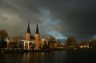Delft Oostpoort met een donkere onweerswolk von Alice Berkien-van Mil Miniaturansicht