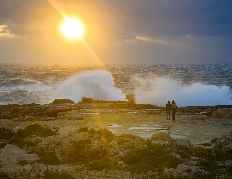 Ondergaande zon aan de kust van Malta van Sander Hekkema