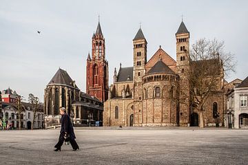 kerk en toren op vrijthof in Maastricht