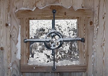 Een winters houten raam van Christa Kramer