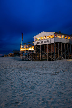 Arche Noah in Sankt Peter-Ording nach Sonnenuntergang