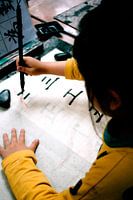 Chinees meisje leert karakters schrijven