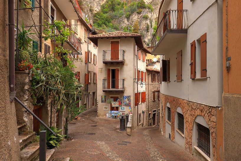 mediterraans straatje met uitgestalde schilderkunst van FotoBob