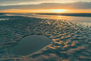 Zonsondergang op het strand van Schiermonnikoog aan het eind van de dag van Sjoerd van der Wal Fotografie