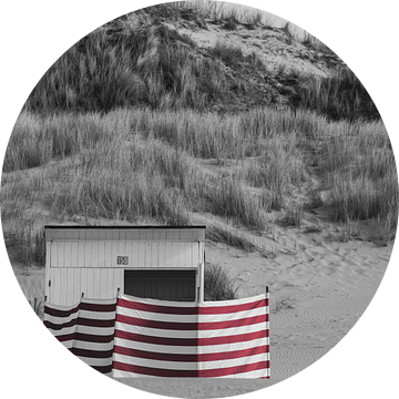 Een strandcabine  met duinen op de achtergrond van Rik Verslype