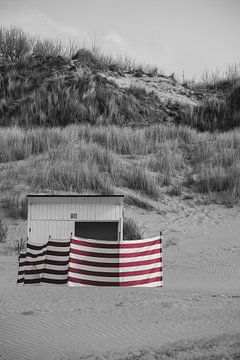 Une cabine de plage avec des dunes en arrière-plan sur Rik Verslype