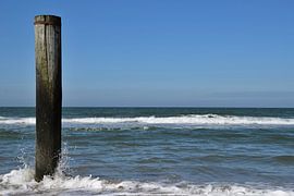 Welle trifft auf Pfahl. von Corine Dekker