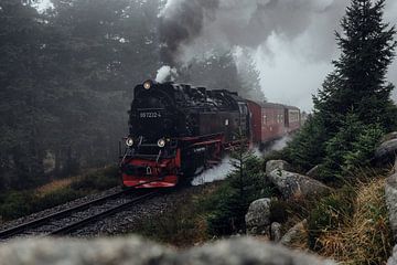 Le train du Brocken sort du brouillard sur Oliver Henze