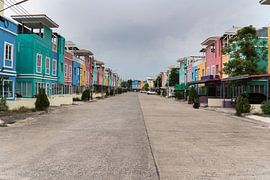 Geschilderde huizen in de straat