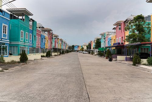 Geschilderde huizen in de straat