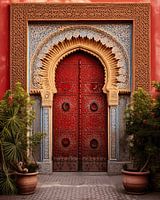 Prächtiges Tor mit hohen Türen in Marrakesch