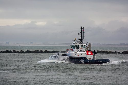 Sleepboot in de golven op de Nieuwe Waterweg.