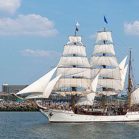 Antiker Großsegler, Schiff verlässt den Hafen von Den Haag, Scheveningen unter einem sonnigen und bl von Digikhmer