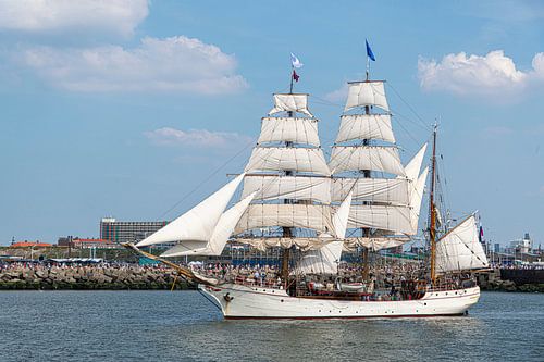 Antiker Großsegler, Schiff verlässt den Hafen von Den Haag, Scheveningen unter einem sonnigen und bl