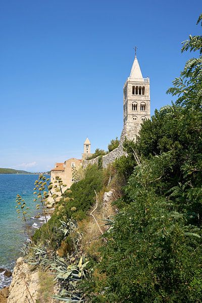 Clocher de l'église Sainte Marie de l'Assomption du 12ème siècle sur la côte de la ville de Rab par Heiko Kueverling