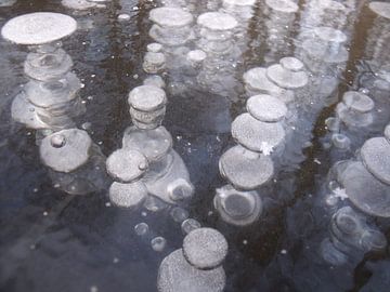 Bubbels in het ijs van Pieter Korstanje