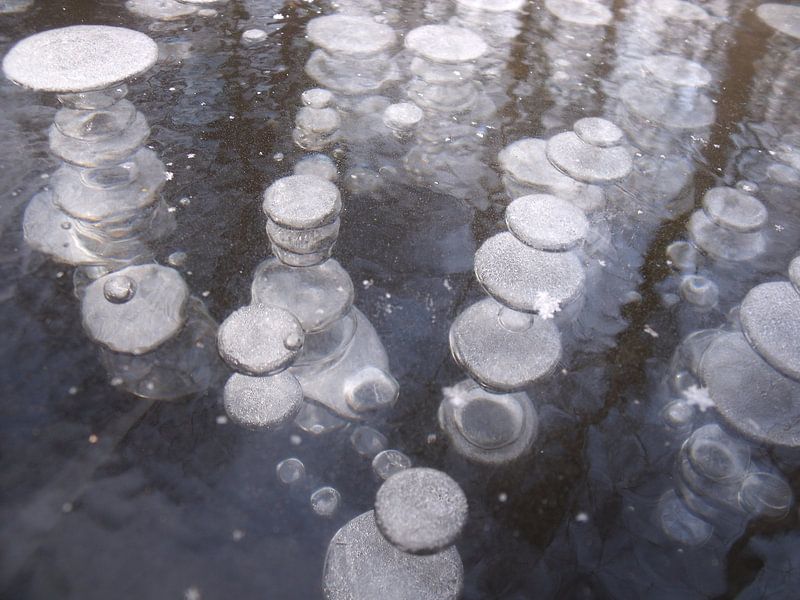 Bubbels in het ijs by Pieter Korstanje
