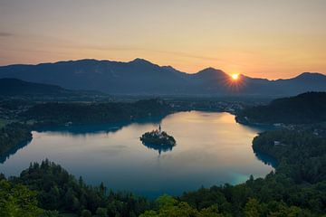 Zonsopgang over het meer van Bled - Prachtig Slovenië van Rolf Schnepp