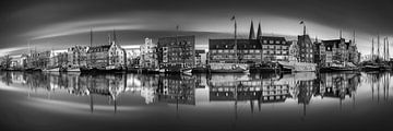 Museumhaven in de oude stad van Lübeck in zwart-wit . van Manfred Voss, Schwarz-weiss Fotografie