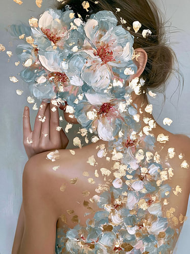 Vrouw met bloemen over haar lichaam en gezicht
