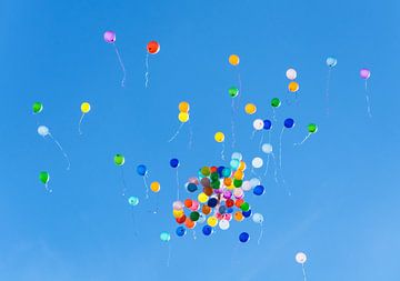 Kleurrijke ballonnen vliegen de lucht in van Denny Gruner