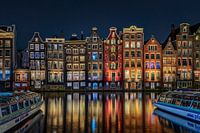Het prachtige en bekende Damrak in Amsterdam.