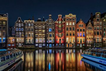 Het prachtige en bekende Damrak in Amsterdam. van Bea Budai