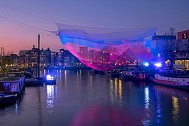 Lichtfestival an der Blauwbrug in Amsterdam Niederlande bei Sonnenuntergang von Eye on You