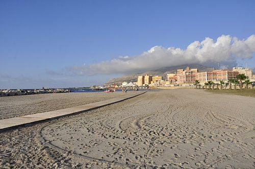 Zomers zandstrand in de havenstad Trapani van Silva Wischeropp