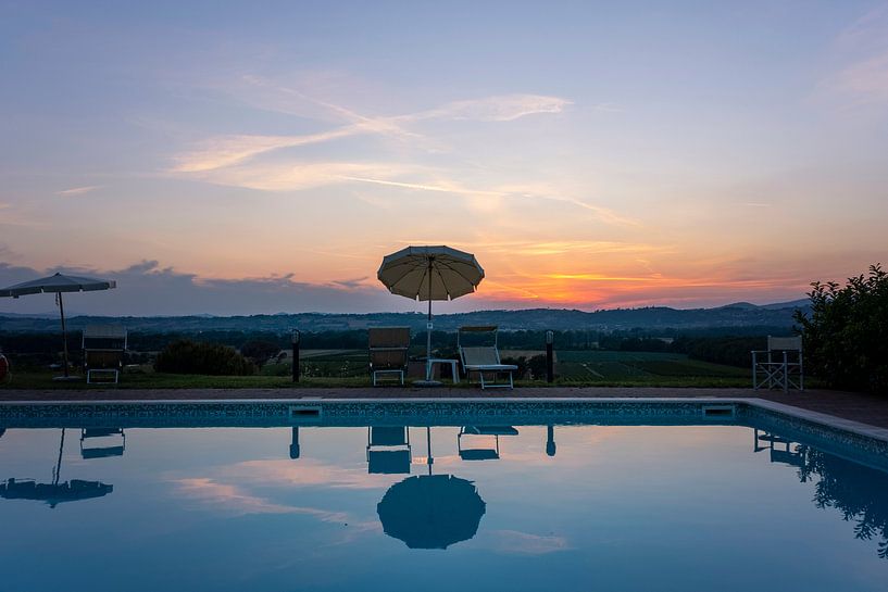 Ein Sonnenuntergang mit Pool und blauem Wasser in der Toskana, Italien. von Tjeerd Kruse