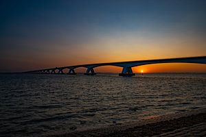 Die Zeelandbrug, Zeeland (Niederlande) bei Sonnenaufgang.