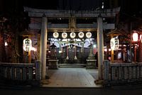 Torii à l'entrée d'un sanctuaire à Tokyo, Japon
