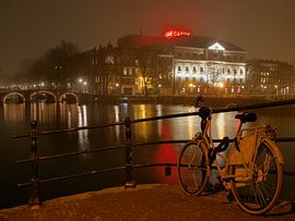 Bicyclette devant le Théâtre Royal Carre par une nuit brumeuse