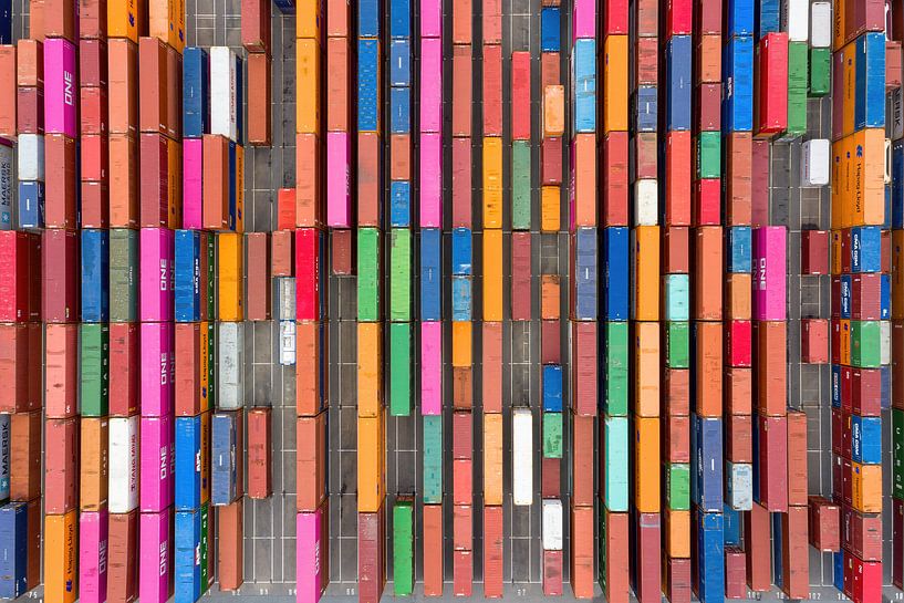 Luchtfoto van kleurrijke containers in de haven van Jeroen Kleiberg