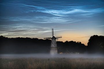 "Lichtend nachtwolken en subtiele mist bij molen de Vlinder" van Chris Biesheuvel I  Dream Scapes