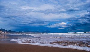Strand uitzicht op bergen in Spanje van Rouzbeh Tahmassian